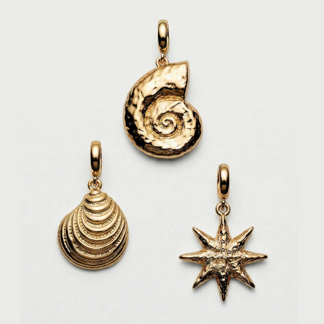 Charms marinos dorados caracola y estrella — Luxenter