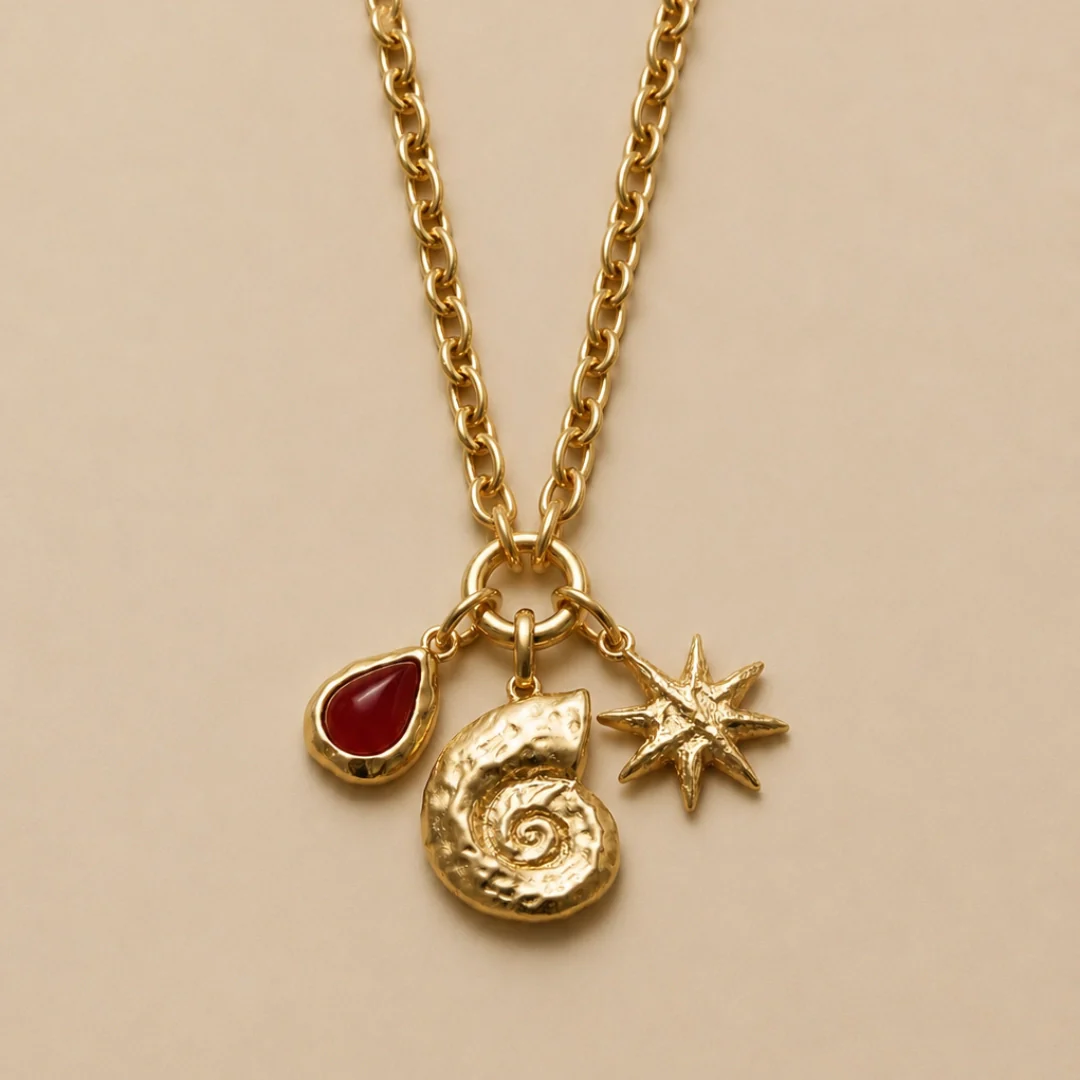 Collar con charms caracola y estrella dorados — Luxenter Martínez Joyeros